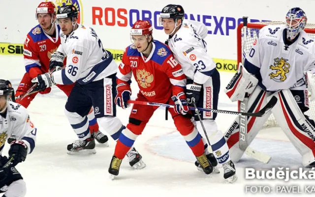 Sergej Plotnikov číhá před finskou brakou, pečlivě střežený Joonasem Kemppainenem