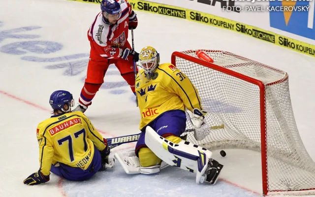 Jan Kovář vyrovnává v prostřední části hry na 3:3. Victor Hedman pouze přihlíží