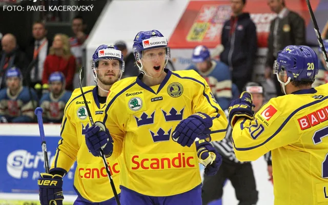 Nejlepším hráčem Švédska byl vyhlášen střelec dvou branek, obránce Dallasu Stars John Klingberg (uprostřed). Zápas ale nedohrál