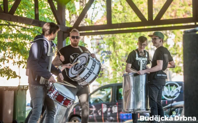 Slet čarodějnic před českobudějovickou Slavií.