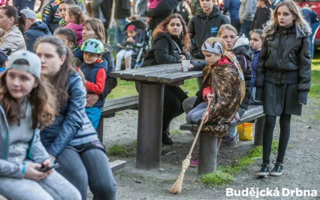 Slet čarodějnic před českobudějovickou Slavií.