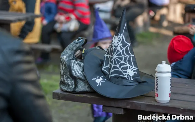 Slet čarodějnic před českobudějovickou Slavií.