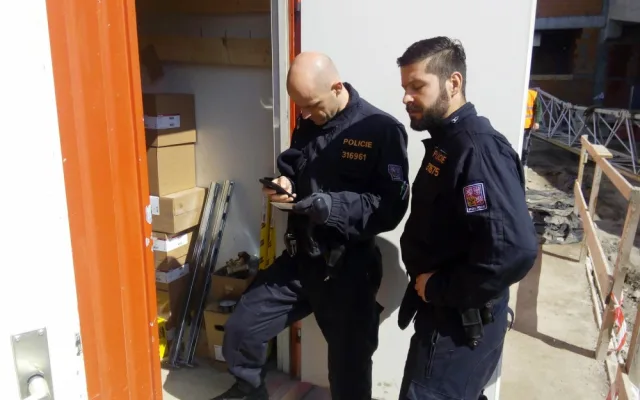 Cizinečtí policisté odhalili na stavbě v Budějcích dvanáct nelegálně pracujících cizinců.