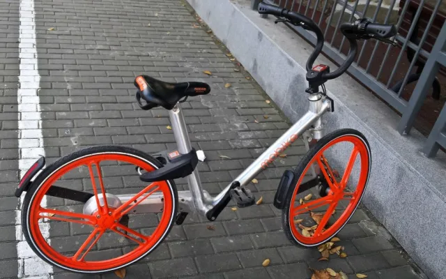 Novější kola v půjčovnách jsou navržena tak, aby byla prakticky nerozbitná. Nejprogresivnější je firma Mobike, která na svých kolech využívá jednoosou vidlici, a to jak na předním, tak i na zadním kole.