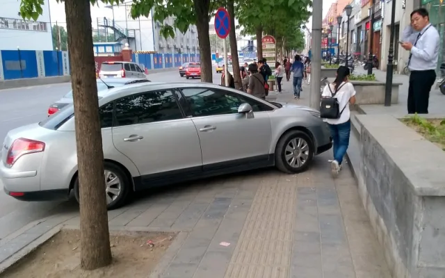 Auta parkují, kde je zrovna místo.
