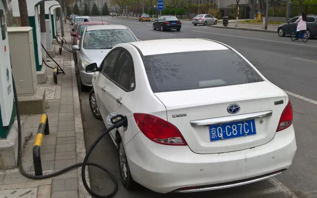 Elektro-stojany na dobíjení aut .