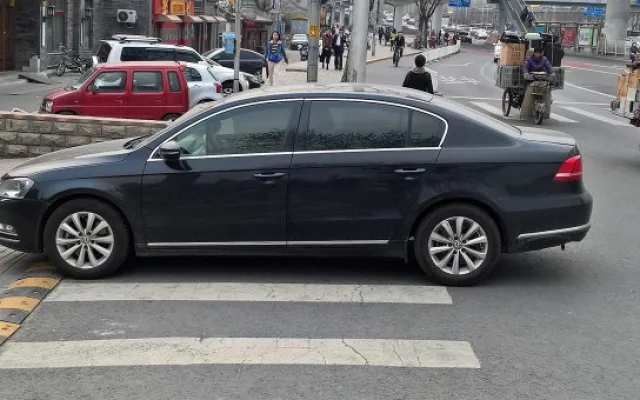 V městském provozu nemají chodci přednost před ostatní dopravou ani na přechodu. Automobilisté si tuto výsadu vynucují tvrdě.