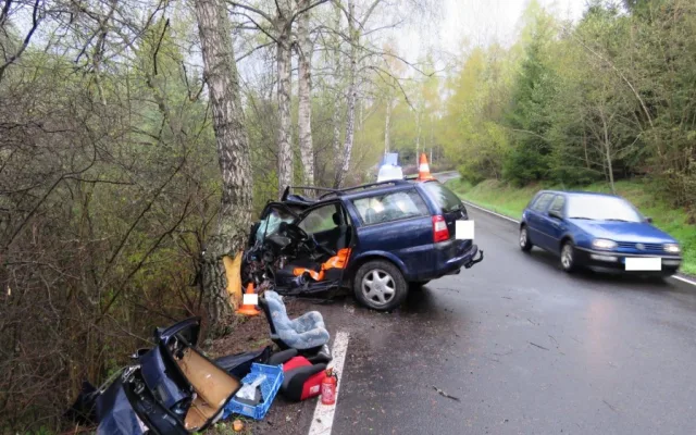 U Vlachova Březí nezvládla řidička řízení a narazila do stromu.