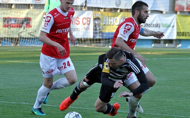 Michal Klesa faulovaný pardubickým kapitánem Petrem Kudrnou, vlevo Richard Čiernik
