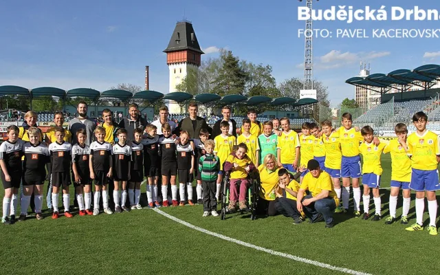 Předzápasovou rozcvičku si užily děti z Bazalky