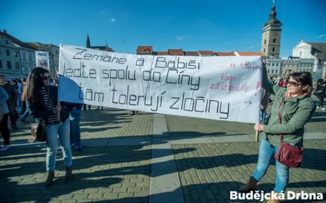 Jeden z transparentů na budějckém náměstí.