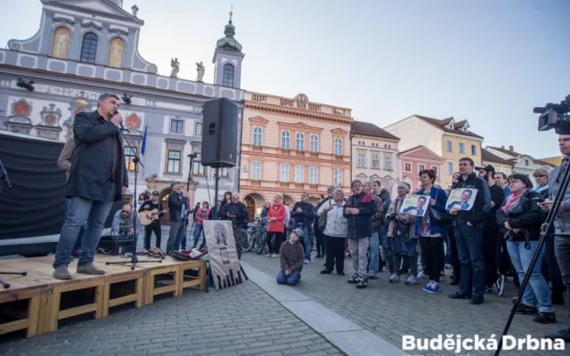 Pavel Klíma promlouvá k lidem.