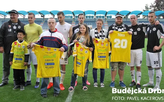 Derby bylo věnováno Bazalce. Po závěrečném hvizdu hráči věnovali hrané dresy fanouškům, kteří si je už před výkopem zakoupili