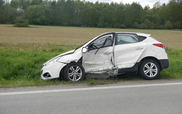Srážka dvou aut v Jindřichově Hradci.