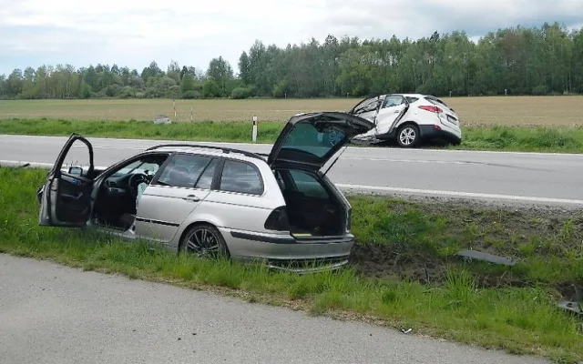 Srážka dvou aut v Jindřichově Hradci.