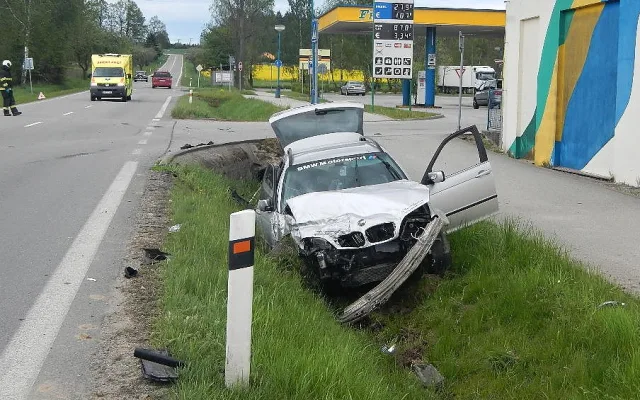 Srážka dvou aut v Jindřichově Hradci.