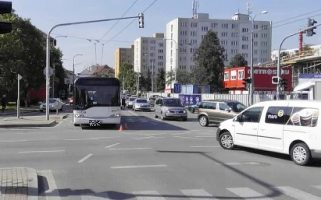 Šest lidí se zranilo v autobuse, jehož řidič se snažil prudkým zabržděním zabránit střetu s osobním autem, které mu nedalo přednost na křižovatce ulic Mánesova a Lidická v Českých Budějovicích.