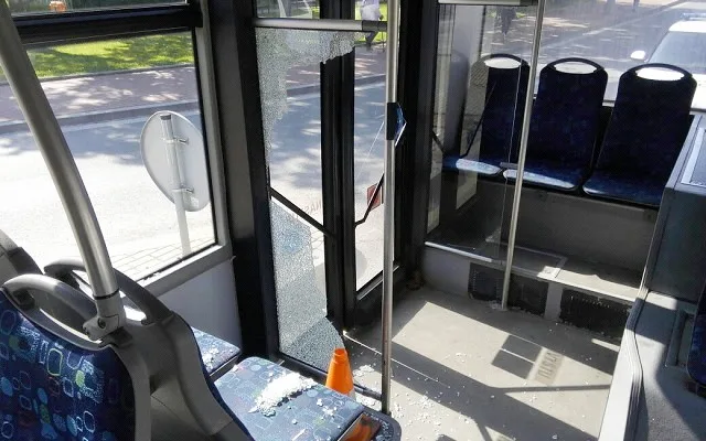 Šest lidí se zranilo v autobuse, jehož řidič se snažil prudkým zabržděním zabránit střetu s osobním autem, které mu nedalo přednost na křižovatce ulic Mánesova a Lidická v Českých Budějovicích.