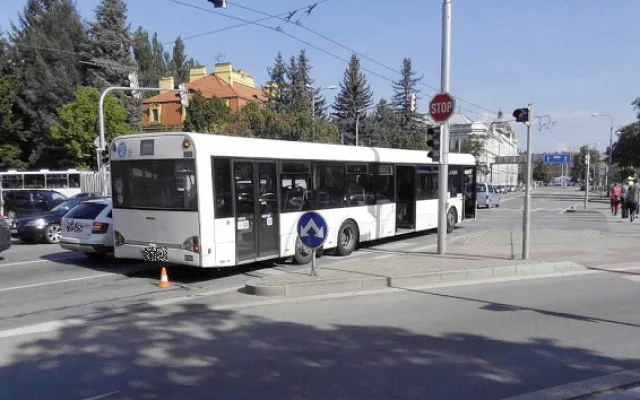 Šest lidí se zranilo v autobuse, jehož řidič se snažil prudkým zabržděním zabránit střetu s osobním autem, které mu nedalo přednost na křižovatce ulic Mánesova a Lidická v Českých Budějovicích.