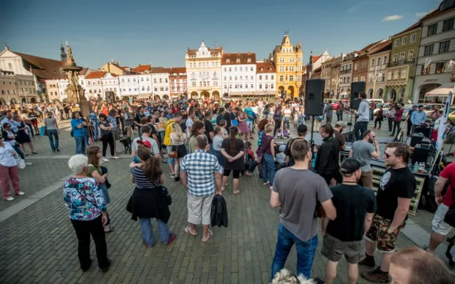 Českobudějovická protestní akce Je to na nás. Proč? Proto!