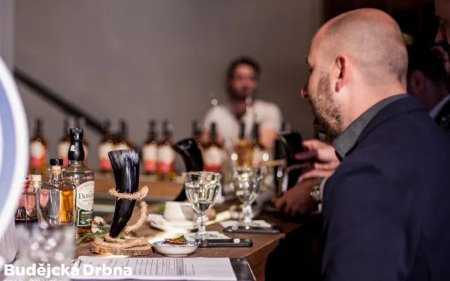 Barmanská soutěž ve budějcké Žluté ponorce.