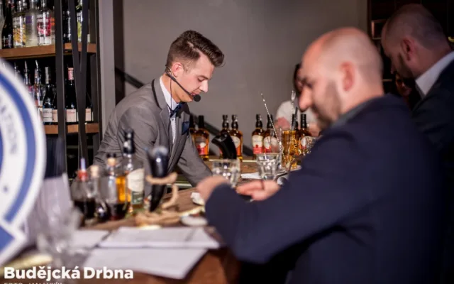 Barmanská soutěž v budějcké Žluté ponorce.