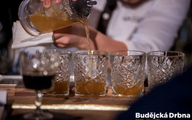 Barmanská soutěž v budějcké Žluté ponorce.