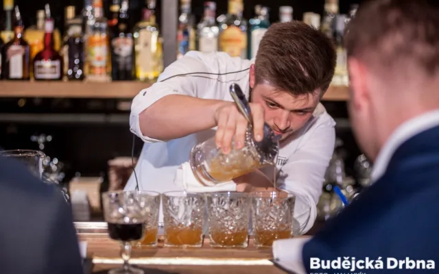 Barmanská soutěž v budějcké Žluté ponorce.