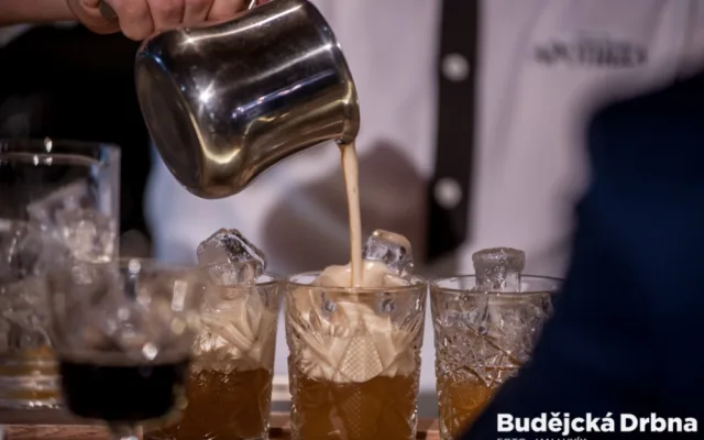 Barmanská soutěž v budějcké Žluté ponorce.