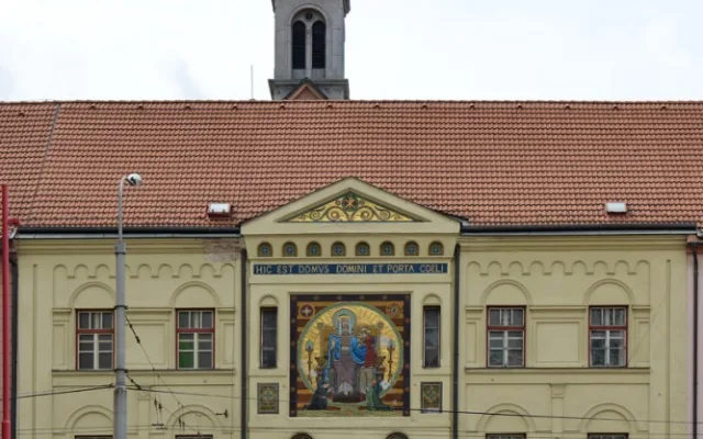 Výzdoba kostela Panny Marie Růžencové v Žižkově ulici.