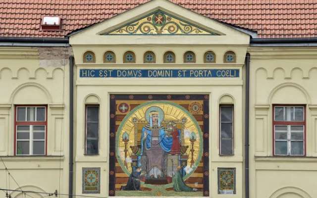 Výzdoba kostela Panny Marie Růžencové v Žižkově ulici.