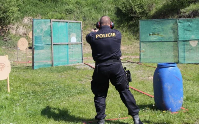 Policisté a policistky z celého kraje soutěžili ve střeleckých dovednostech.