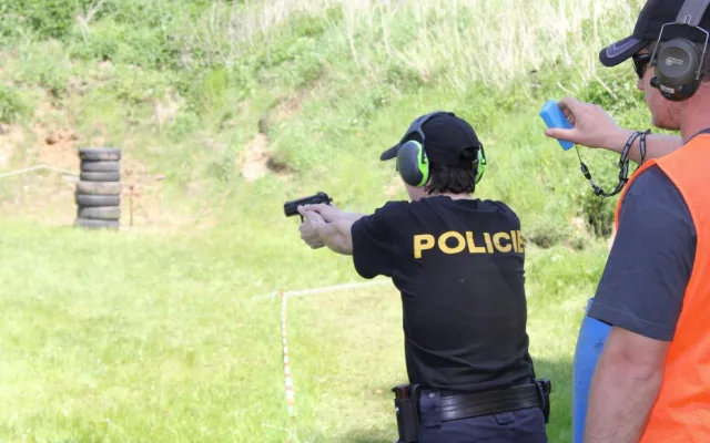 Policisté a policistky z celého kraje soutěžili ve střeleckých dovednostech.