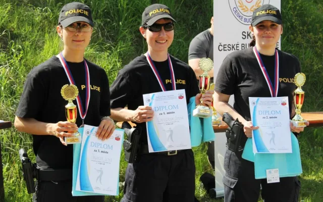 Policisté a policistky z celého kraje soutěžili ve střeleckých dovednostech.