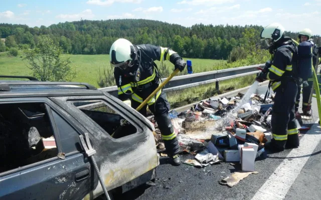 Požár osobního auta na dálnici u Chotovin.