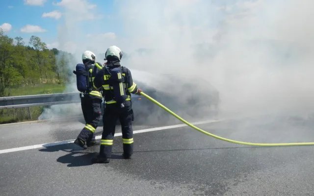 Požár osobního auta na dálnici u Chotovin.