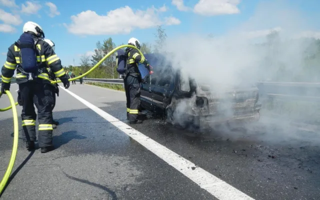 Požár osobního auta na dálnici u Chotovin.