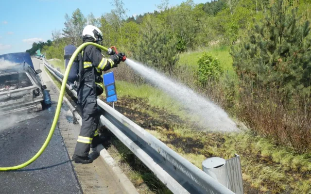 Požár osobního auta na dálnici u Chotovin.