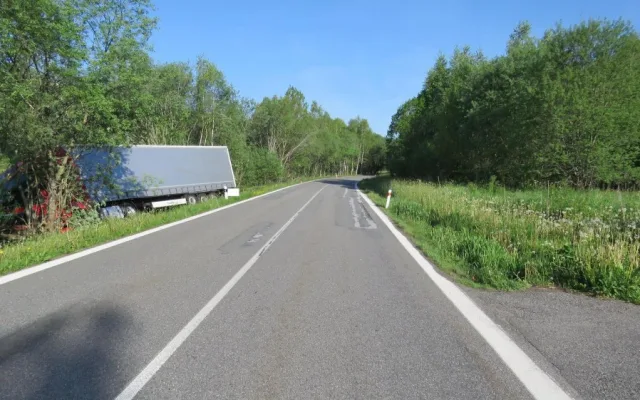 Havárie nákladního auta na silnici mezi obcemi  Houžná – Lenora  na Prachaticku.