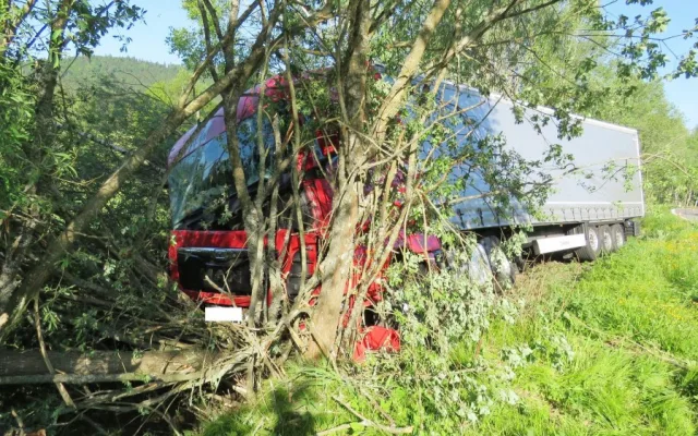 Havárie nákladního auta na silnici mezi obcemi  Houžná – Lenora  na Prachaticku.