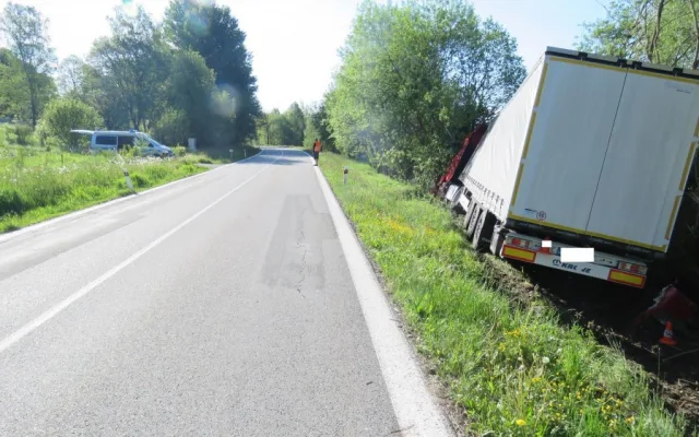 ViewImage (1Havárie nákladního auta na silnici mezi obcemi  Houžná – Lenora  na Prachaticku.