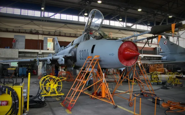 Hangár, ve kterém probíhá pravidelná údržba a opravy letounů Su-22.