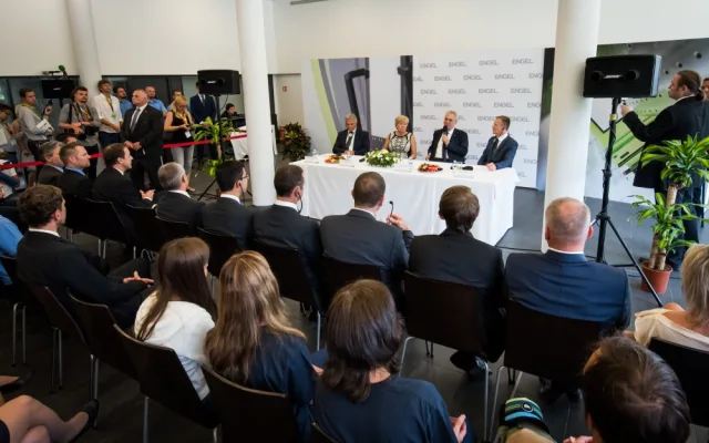 Miloš Zeman v kaplické firmě Engel.