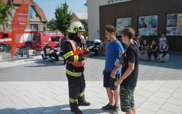Cvičení hasičů na hořící diskotéce.