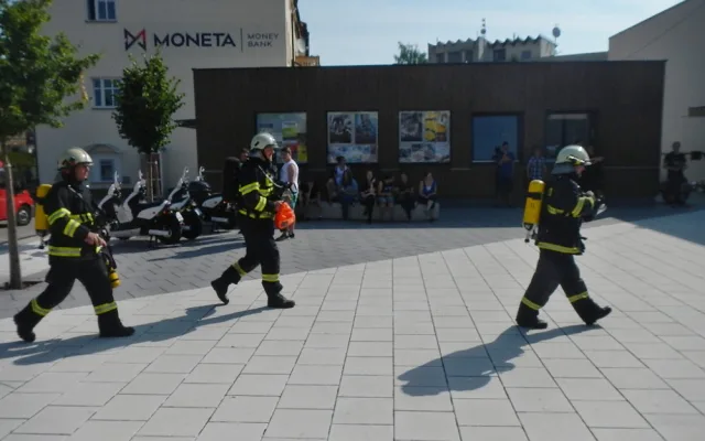 Cvičení hasičů na hořící diskotéce.