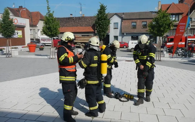 Cvičení hasičů na hořící diskotéce.