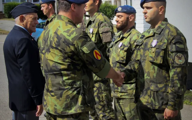 Plukovník Jan Sedliačik poblahopřál oceněným vojákům