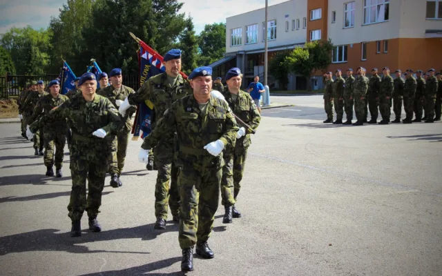 Slavnostní nástup byl zahájen přinesením bojových praporů