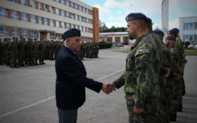 Vojákům gratuloval i předseda místní jednoty Československé obce legionářské Zdeněk Hruška