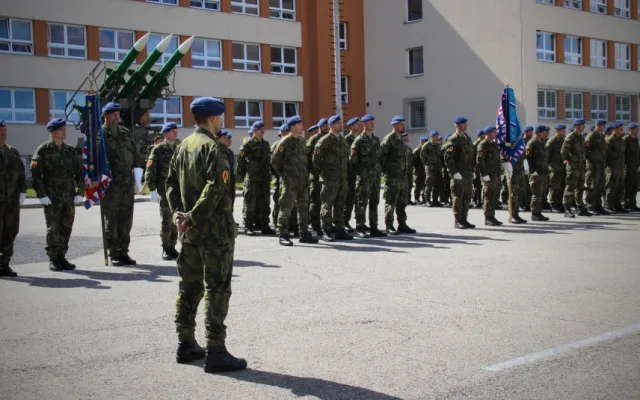 Ze slavnostního nástupu ke Dni ozbrojených sil v posádce 25. protiletadlového raketového pluku ve Strakonicích